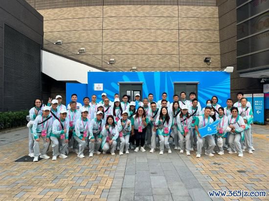 义工们在马鞍山体育馆前合影。受访者供图