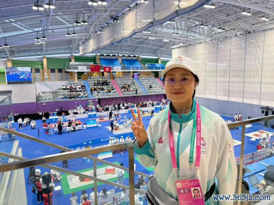 邬想琪在岗亭上。新华社记者 胡好意思人 摄