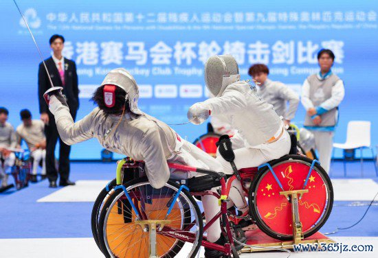 12月10日,寰球第十二届残疾东谈主指引会轮椅击剑技俩比赛在香港举行。新华社记者 侯俊 摄