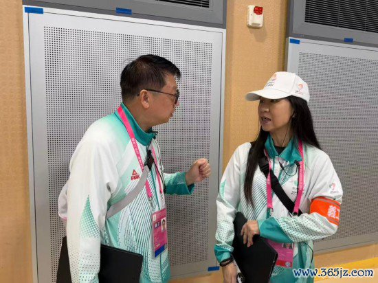 曾松辉(左)和罗好意思玲叮咛使命。新华社记者 胡好意思人 摄