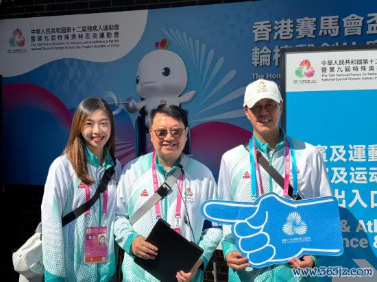 曾松辉(中)和义工伙伴们合影。新华社记者 胡好意思人 摄